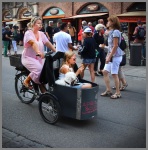 WDarress-Street-Mother-and-Girl-in-Basket-Munich