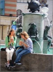 WDarress-Street-Women-Eating-At-Munich-Fountain